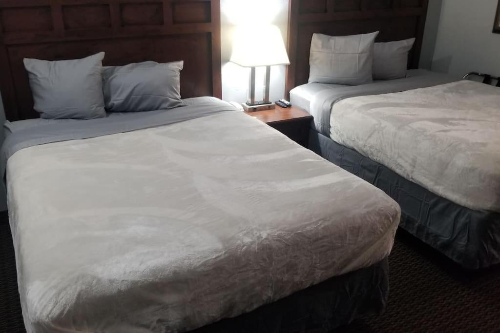 Hotel 2 Queen Beds Hotel Room 220 Booking สติลวอเตอร์ ภายนอก รูปภาพ